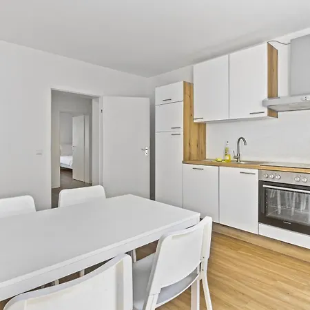 Business-apartment Mit Drei Schlafzimmern In Apartment *