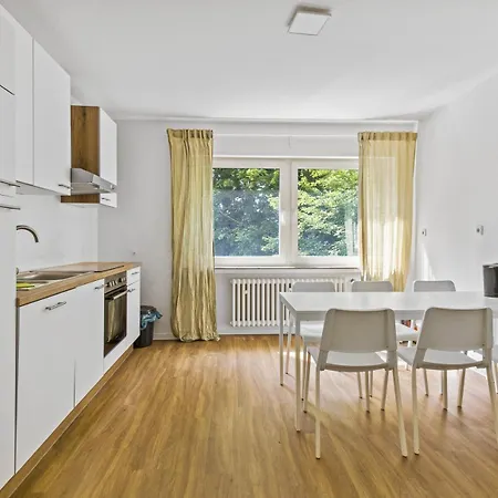 Apartment Business-apartment Mit Drei Schlafzimmern In *
